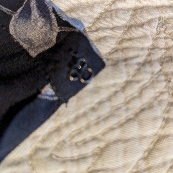 Banana Republic 100% silk and 100% silk lining wrap around skirt black floral 2 - Picture 3 of 6